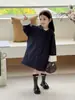 Nova Roupa Infantil Estilo Coreano Outono 2026: Elegante Trench Coat Estilo Britânico com Gola Plissada e Laço para Meninas