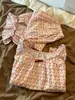 Estilo Soft Girl Verão Roupa de Casa Feminina Estampa de Cerejinhas Vermelhas Decote Quadrado Manga Curta Bufante Calça Jogger Conjunto de Pijama Solto