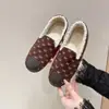 Sapatos Gorro Bola de Pelo para Mulheres no Outono e Inverno, Sapatos de Algodão com Forro de Fleece para Mulheres, Sola Rasteira, Sapatos Slip-On Versáteis Estilo Coreano com Gorro Bola de Pelo para Mulheres