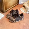 Zapatos de Felpa con Forro de Argán Estilo Coreano para Niños 2026 Otoño/Invierno Nuevos Zapatos Casuales para Niñas Zapatillas de Tabla Versátiles con Estampado de Leopardo para Niños Germanas de Entrenamiento