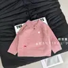 Coleção de outono e inverno para meninas: lindo suéter de tricô com gola, bordado de cerejas, doce e para o dia a dia