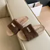 Pantuflas peludas estilo Birkenstock para mujer, perfectas para usar al aire libre en la temporada de otoño de 2026. Estas pantuflas elegantes y cómodas cuentan con una suela gruesa, un cierre de hebilla seguro y un forro de algodón, lo que las convierte en una excelente opción para usar todo el día.