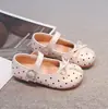 Sapatos de princesa infantis estilo coreano com poá e laço, novo modelo outono de 2026, sapatos casuais de couro para meninas com bico dividido sintético e sola macia