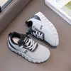 Tênis Esportivo Infantil 2026 Primavera e Outono Novo Modelo Couro Moda Infantil Solado Macio Antiderrapante Casual Moda Infantil Tênis de Corrida