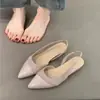 Sandalias versátiles de tira trasera con punta y aumento interno de altura, sandalias de verano de corte bajo y punta cerrada, elegante modelo nuevo de empalme suave de 4 cm