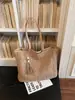 Bolso tejido de paja de gran capacidad para mujer, nuevo modelo 2026, versátil para ir al trabajo, bolso tejido de mano y al hombro, bolso de playa para vacaciones en la costa
