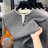 Suéter de punto para hombre de dos piezas falsas con forro polar transfronterizo, cuello en V pequeño, nueva colección otoño/invierno 2026, suéter cálido casual de cuello redondo para hombre