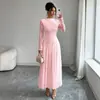 Vestido de renda de gola alta meia-manga comprida estilo europeu e americano para mulheres, com cintura marcada, barra evasê e vestido longo elegante e justo ao corpo.