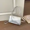 Bolso Pequeño Cuadrado de Cuero Arrugado Estilo Coreano de Gama Alta Solapa con Logo Metálico Nudo Retorcido Bolso de Mano para Hombro Bolso Cruzado de Moda Versátil