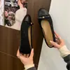 Bailarinas de punta redonda de corte bajo en combinación de tweed y piel estilo Chanel con aumento interno de altura, lazo y hebilla metálica, nuevos para otoño 2026