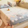Conjunto de lençóis de cama de veludo com floco de neve, três peças, marca Simmons, à prova de sujeira e poeira, forrado com fleece para o inverno, capa protetora de cobertura total, estilo de capa de cama taiwanesa