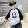Sudadera de manga larga moderna y genial para niños 2026 con diseño de bloques de color, cuello redondo, estampado de auriculares, moda casual elegante de otoño