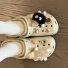 Livro Vermelho Pequeno Mesmo Estilo Sapatos de Caverna Fivela de Sapato Flor de Sapato Estilo Ins Desenho Animado Tridimensional Bola de Carvão Elfo Flor de Sapato Fivela Acessórios DIY