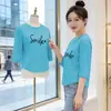 Item Quente de Celebridade da Internet Moda Estampa de Letras Manga Três Quartos Camiseta para Mulheres Gola Redonda Camada Base Estilo Mãe Casual Tendência Top