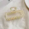 Pinzas para el cabello de alta gama para mujer para la parte posterior de la cabeza, exquisitas pinzas de garra de perla para el día a día, elegantes pinzas de tiburón para salir, venta al por mayor de artículos pequeños de Yiwu