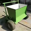 Máquina de lixar gramado de quatro rodas empurrada manualmente, veículo de lixar gramado artificial