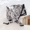 Lenço de Seda Moda Luxo Leve Sentido Avançado Versátil Protetor Solar Lenço Quadrado Estampado Feminino Acessórios para Cabelo Lenço Decorativo de Seda