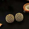 Aretes hemisféricos de tachuela con rejilla hueca estilo francés, aretes de metal de alta gama en forma de diamante, aretes redondos con patrón tejido vintage europeo y americano