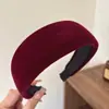 Diadema de punto roja vintage para mujer, con un aspecto sofisticado, perfecta para otoño e invierno, con un diseño de corona alta, ala ancha plisada y estilo versátil.