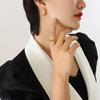 Europa y Estados Unidos personalidad retro estilo elegante forjado pesado aretes en forma de C acero de titanio chapado en oro de 18K pendientes populares transfronterizos accesorios
