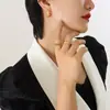 Europa y Estados Unidos personalidad retro estilo elegante forjado pesado aretes en forma de C acero de titanio chapado en oro de 18K pendientes populares transfronterizos accesorios