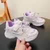 Sapatos femininos 2026 outono novo estilo velcro tênis casuais infantis tênis de princesa leves estilo pai modernos