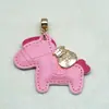 Llavero de Poni de Cuero Hecho a Mano Colgante con Cordón Anti-Pérdida, Llavero de Cuerda Tejida para Coche "Hazte Rico Pronto"