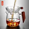 Em estoque atacado estilo japonês cabo de madeira vidro Guanshan Gongdao copo dispensador de chá espessado copo individual masculino cerimônia de chá kung fu de alta qualidade