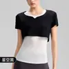 Camiseta de Yoga Falsa de Duas Peças para Verão 2026 para Mulheres, Estilo Fino com Decote em V Colorido Contrastante, Top de Yoga, Roupa Externa Justa, Manga Curta para Fitness