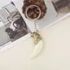 Fabricantes de chaveiros de liga metálica mais vendidos no exterior vendendo chaveiro de pena de marfim pingente decorativo para carro