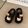 Novas pantufas fofas de inverno peludas para mulheres, confortáveis para uso doméstico, estilo coreano, design de bico fechado, pantufas de algodão 2026, pelúcia, preto