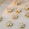 Joyería de Arte de Uñas Flor de Aleación de Doble Capa Blanco Filigrana Estereoscópica Borde Dorado Flor de Cinco Pétalos Lujo Accesible Decoración Versátil para Uñas