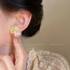 Yu Shuxin con aretes de flores color dopamina atmósfera de verano para mujer dulces hermosos aretes blancos aretes de vacaciones