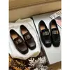 Versão em Estoque~Mocassins Slip-On com Fivela Retrô Francesa 2026 Novo Modelo Couro Genuíno Baixos Femininos Sapatos de Couro Estilo Britânico