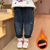 Jeans con Forro de Felpa para Niñas Otoño Invierno 2026 Nuevo Estilo Ropa de Invierno Cálida Elegante Versátil para Niños Pantalones Casuales de Dibujos Animados