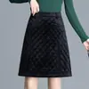 Falda corta de terciopelo engrosado línea A para mujer, novedad otoño e invierno 2026 estilo coreano de cintura alta adelgazante casual tipo lápiz
