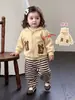 Conjunto de ropa para niñas: Pantalones deportivos de rayas para niña, chaqueta súper linda, camiseta de manga larga, conjunto de otoño de tres piezas