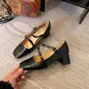 Versión de Piel de Vaca 2026 Primavera Nuevos Zapatos Retro de Tacón Alto Grueso con Punta Cuadrada para Mujer con Tirantes Cruzados Delanteros en Marrón