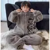 Pijama de manga larga de forro polar de coral para niños para otoño e invierno, con un lindo diseño de dibujos animados, un aspecto elegante y que proporciona calidez para usar en interiores.