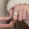 Anillo Abierto Simple de Tres Flores Europeo y Americano, Lujo Accesible Diseño de Nicho Anillo para el Dedo Índice, Joyería de Mano Trendy y Versátil para Mujeres