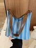 Bolso tipo cubo versátil y simple de verano, diseño de bolso tote de gran capacidad estilo fresco para el trabajo, nuevo bolso de hombro 2026