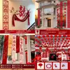 Un juego completo de guirnaldas decorativas para una boda rústica en un patio, con largos caracteres "feliz" colgantes, para casas de autoconstrucción