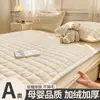 2026 Nuevo Otoño/Invierno Calidez Engrosada Clase A Leche Polar Estampado Acolchado Falda de Cama Juego de Tres Piezas para Hogar Dormitorio Polar