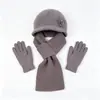 Conjunto de tres piezas para mujeres de mediana edad y mayores: gorro de punto grueso y cálido de otoño e invierno, gorra de béisbol de pelo de conejo, bufanda y guantes