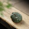 Mascota de Té de Arcilla Púrpura Mineral en Bruto Hecho a Mano Productos Genuinos Adornos Pequeños Sapo Dorado Arcilla Verde Escultura de Arcilla Púrpura Rana Mesa de Té Regalo Creativo