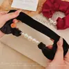 Goma de pelo satinada estilo coreano para mujer, estilo de lujo de alta gama con etiqueta dorada y cuentas, adecuada para peinados de moño bajo