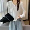 Camiseta blanca de manga larga con capucha para mujer para otoño e invierno, nuevo diseño versátil de nicho 2026, top de capa base