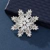 Broche de Copo de Nieve Casual y Elegante Corsage para Mujer Lujo Coreano Accesorios Versátiles Ropa de Abrigo Ropa Exterior Cárdigan Hebilla de Pin de Navidad
