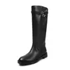 Botas de caballero estilo ídolo, piel de vaca completa, hebilla pequeña, Otoño/Invierno 2026, tacón bajo grueso, punta redonda, cuero genuino, caña alta, para mujer