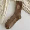 Novos estilos de outono e inverno: Meias de lã quentes, confortáveis e hipoalergênicas para usar em casa, com estampas de letras, adequadas para dormir e recuperação pós-parto, com um design moderno e versátil, e uma sola espessada para conforto ao caminhar no chão.